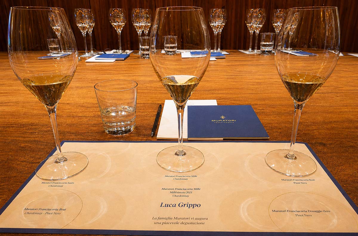 franciacorta muratori millé 2021 calici in degustazione