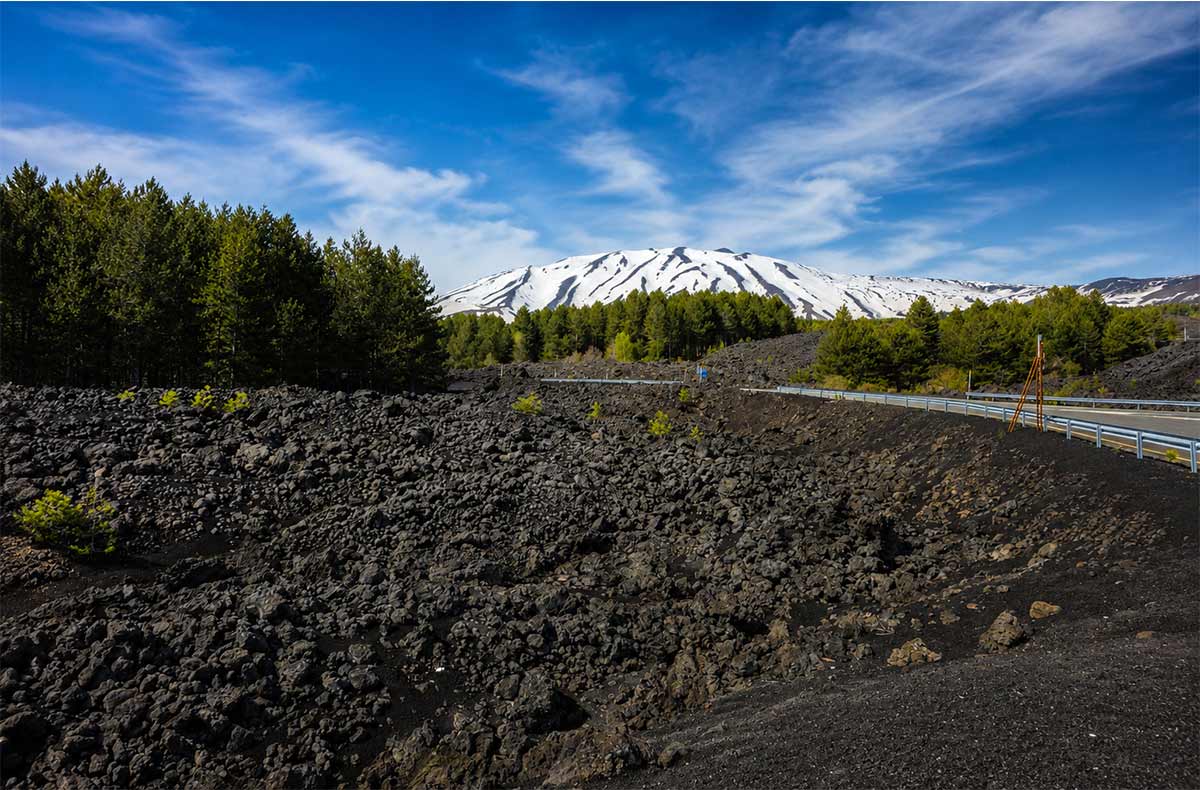 Il vulcano Etna con neve sulle pendici e colata lavica sul versante nord