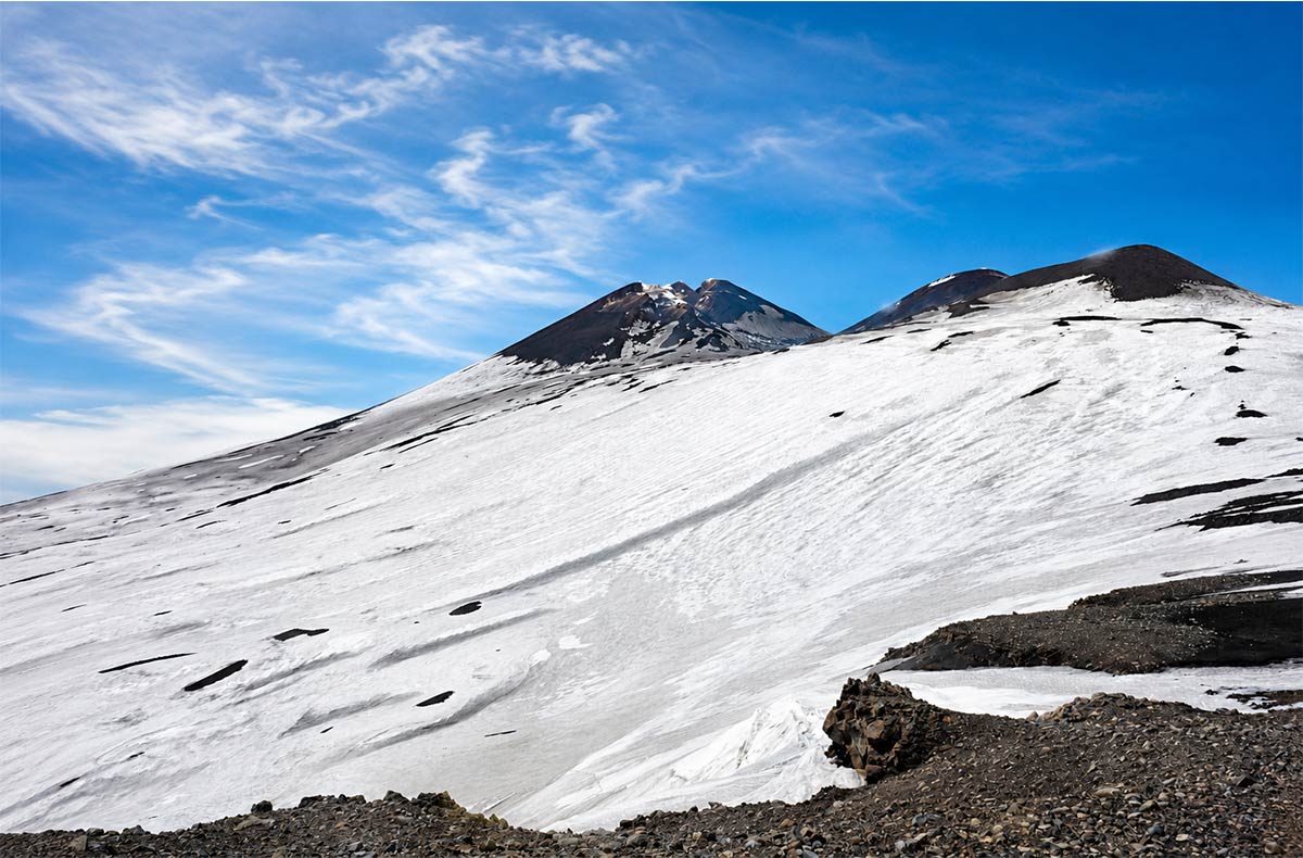Panorama dell’Etna con neve e colate laviche sul versante nord