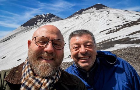 Luca Grippo e Federico Latteri sotto le cime apicali dell’Etna durante il press tour della Famiglia Neri