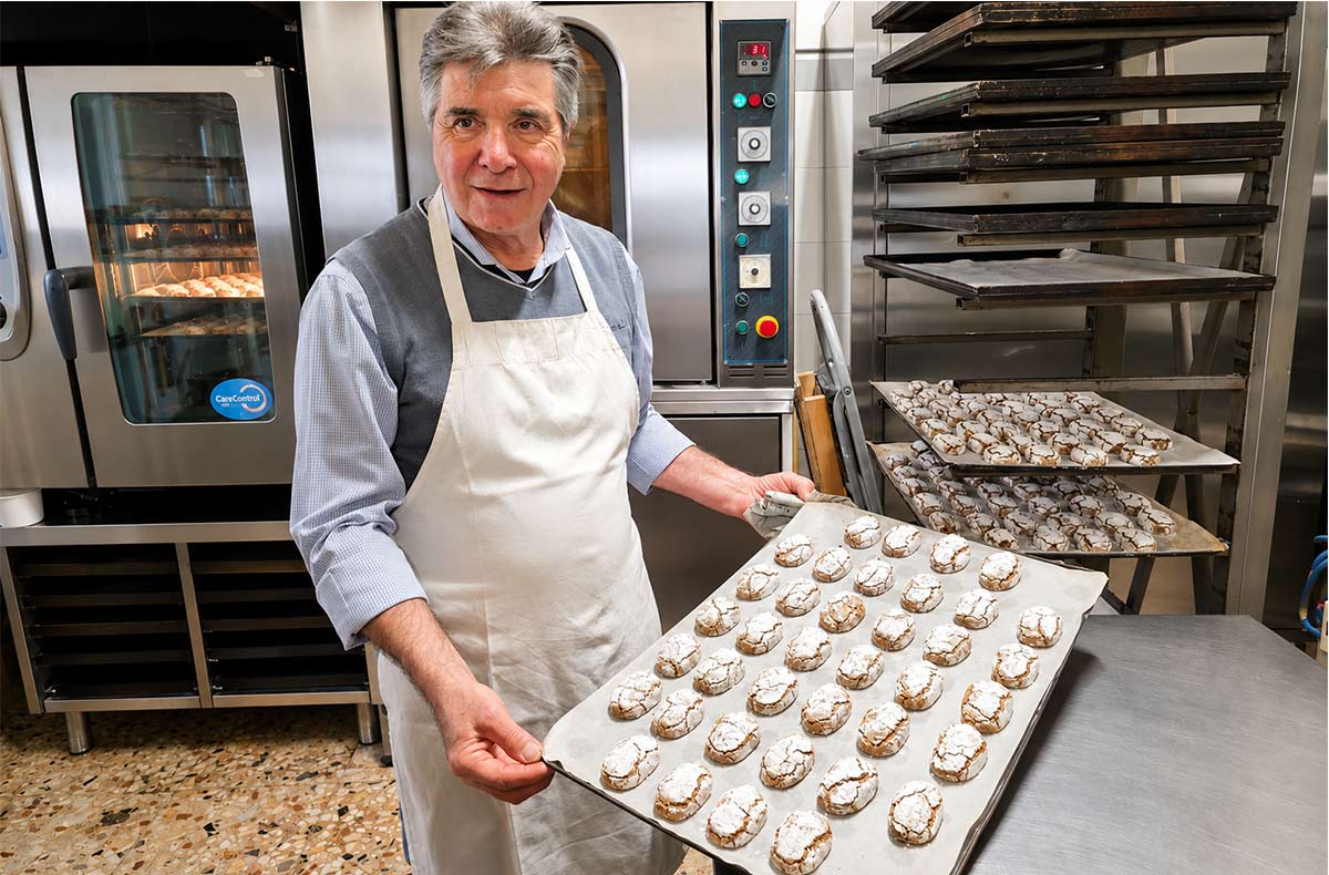Nino Barone con la pasta di nocciola dell’Etna