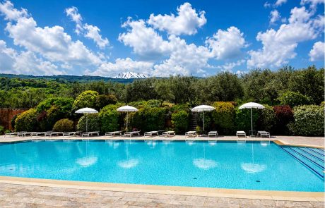 Piscina di Villa Neri Resort & Spa con vista sulle pendici dell’Etna