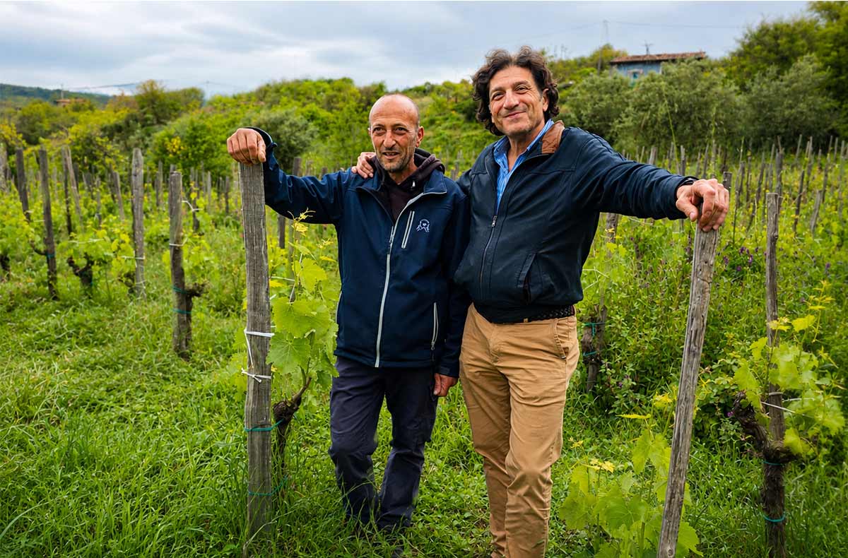 Salvo Neri a destra e Gianluca nel vigneto di Contrada Borrigliona con vigne di Nerello Mascalese a piede franco sull’Etna Nord